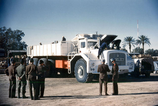 Todo en este Berliet era XXL: cada rueda pesaba una tonelada, el consumo llegaba a 240 lts/100 kms en el desierto...